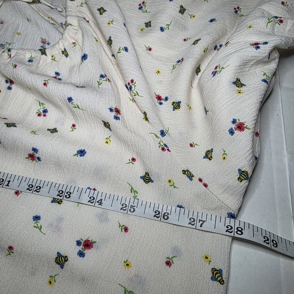 Torrid Cream Blouse with Floral Accents Sz 1X - Picture 8 of 10